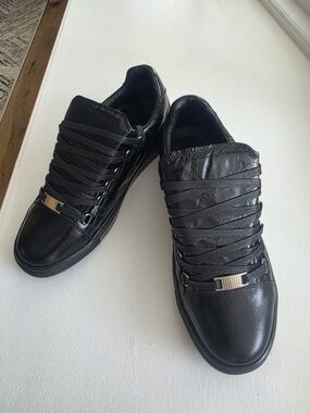 Men's Black Leather Low-Top Sneakers with Embellished Lace Bar (BALENCIAGA)